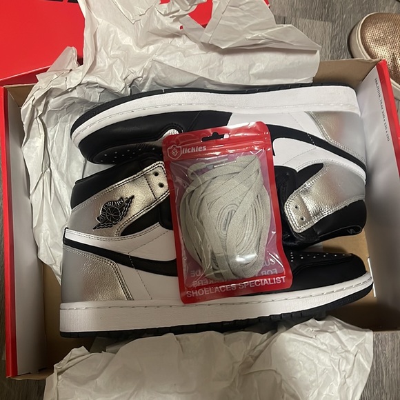 Worn one time inside then put back in box has extra laces - Picture 8 of 10